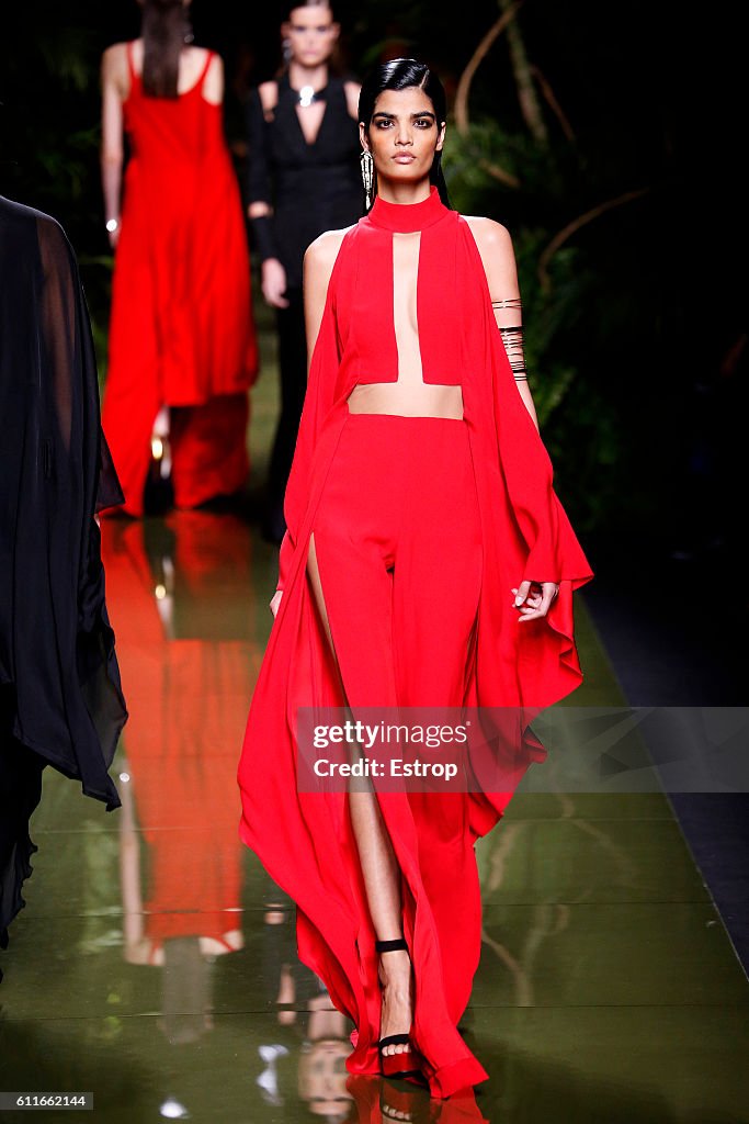 Balmain : Runway - Paris Fashion Week Womenswear Spring/Summer 2017
