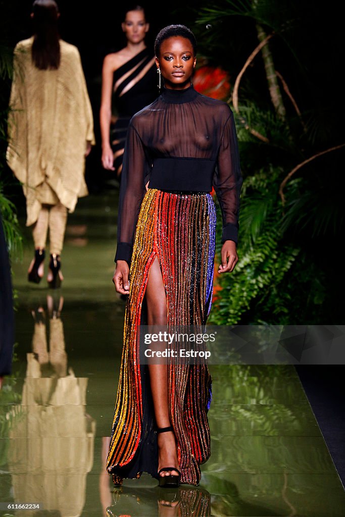 Balmain : Runway - Paris Fashion Week Womenswear Spring/Summer 2017