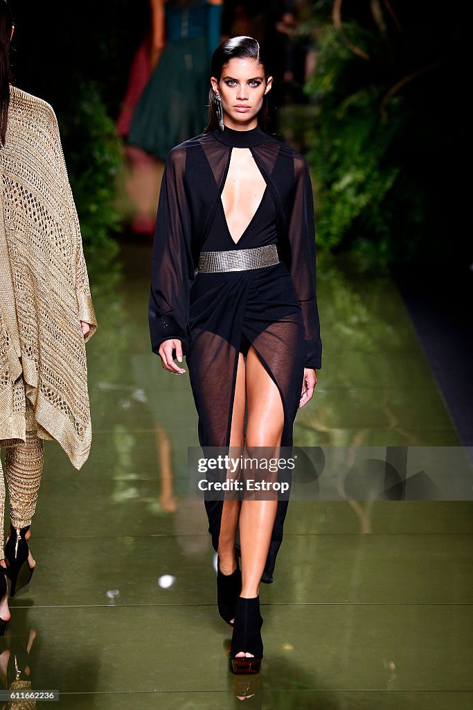 Balmain : Runway - Paris Fashion Week Womenswear Spring/Summer 2017