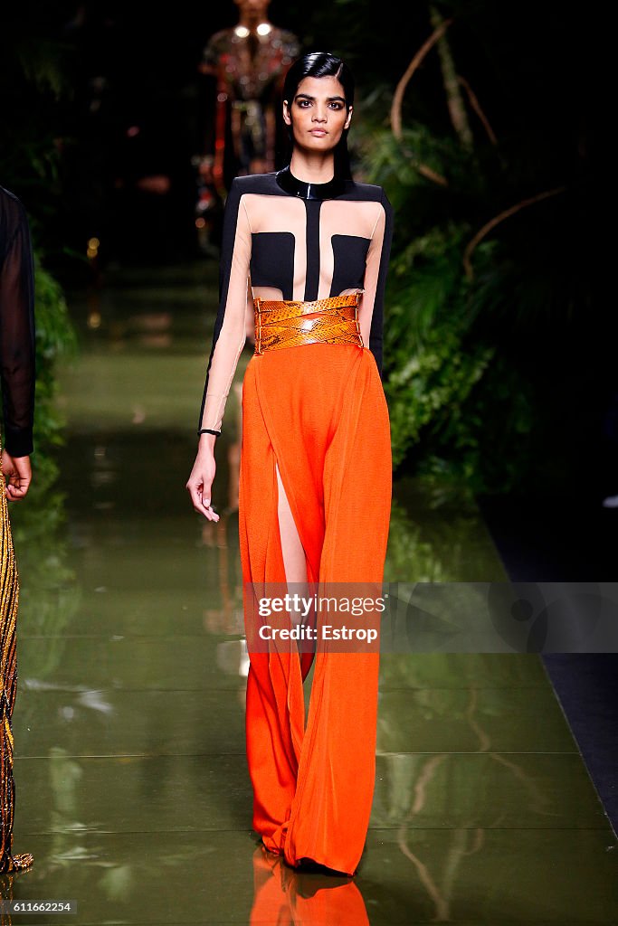 Balmain : Runway - Paris Fashion Week Womenswear Spring/Summer 2017