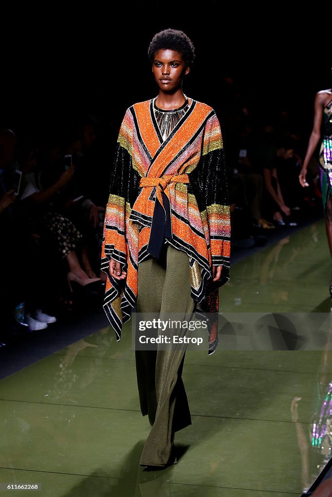 Balmain : Runway - Paris Fashion Week Womenswear Spring/Summer 2017