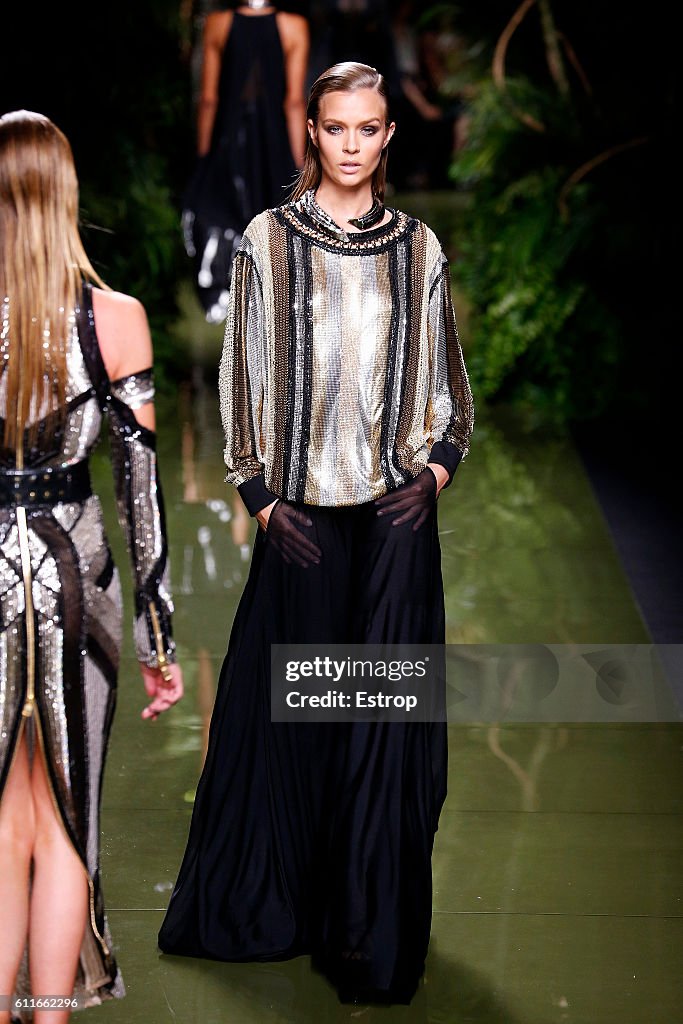 Balmain : Runway - Paris Fashion Week Womenswear Spring/Summer 2017