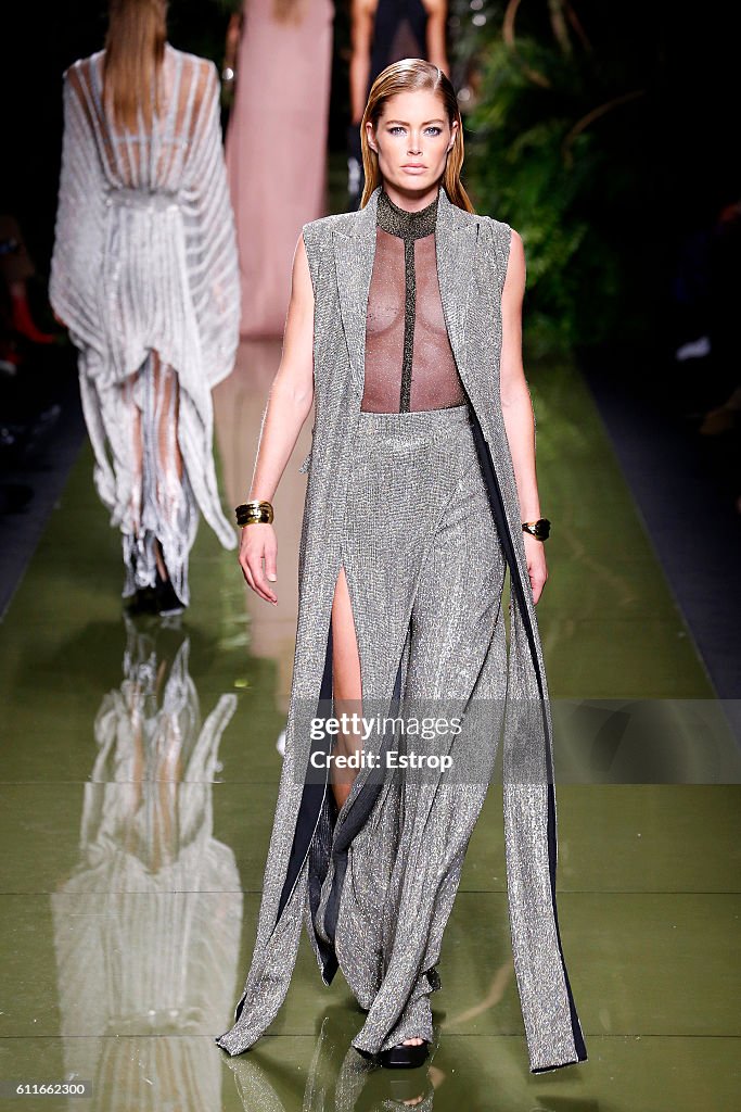 Balmain : Runway - Paris Fashion Week Womenswear Spring/Summer 2017
