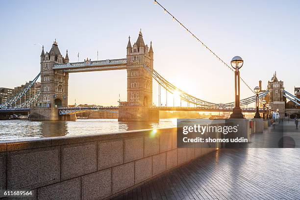 tower bridge - tower bridge stock-fotos und bilder