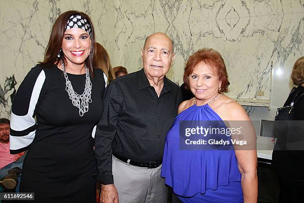 Alexandra Malagon, Gilberto Santa Rosa Sr and Graciela Santa Rosa attend Julio Iglesias in Concert on September 30, 2016 in San Juan, Puerto Rico.