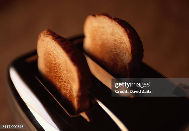 toast in toaster - toaster stockfoto's en -beelden