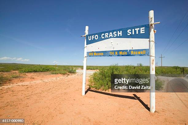 roswell ufo museum sign - roswell stock-fotos und bilder