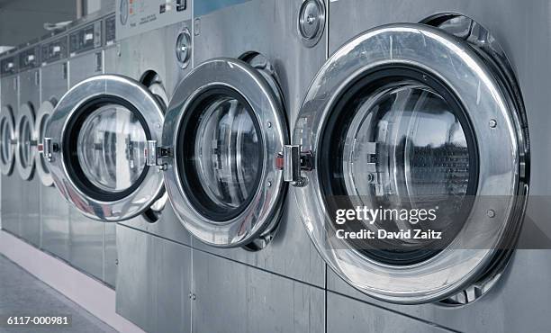 washing machines in laundromat - launderette stock-fotos und bilder