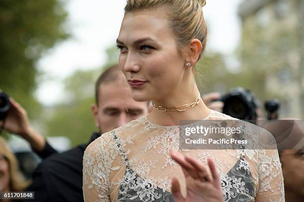 Karlie Kloss Street Style Photos and Premium High Res Pictures - Getty