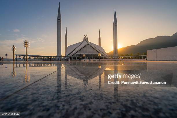 faisal mosque at sunset, islamabad - islamabad stockfoto's en -beelden
