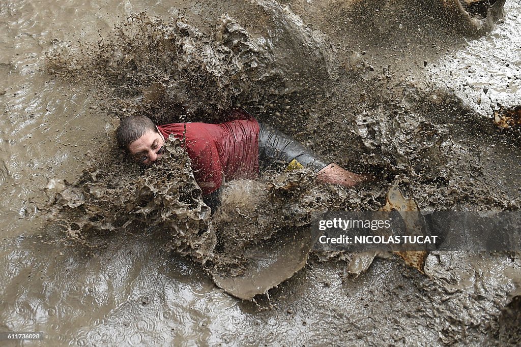 TOPSHOT-FRANCE-RACE-MUD