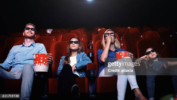 famiglia in un cinema. - 3d adult movie foto e immagini stock