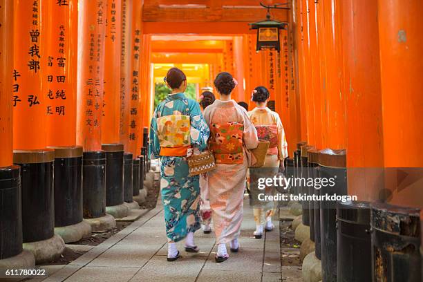 historische senbon-torii tore auf dem weg zum fushimi-inari tempel kyoto japan - fushimi inari schrein stock-fotos und bilder