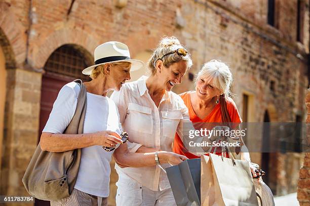 schauen sie und sehen sie, was ich gekauft habe! - fashion urban woman stock-fotos und bilder