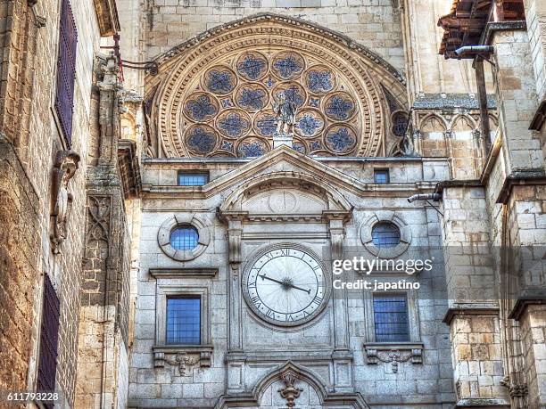 facade with clock of one of the side entrances to the cathedral of toledo - römische zahl stock-fotos und bilder