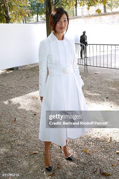 Nicole Warne attends the Elie Saab show as part of the Paris Fashion Week Womenswear Spring/Summer 2017 on October 1, 2016 in Paris, France.