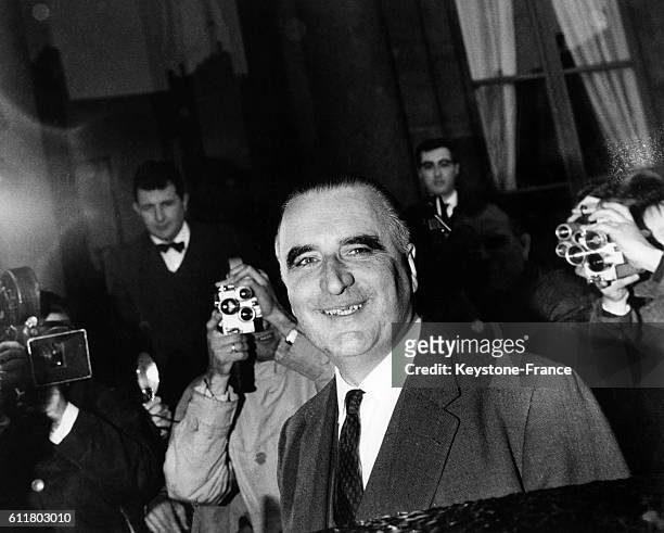 Le premier ministre Georges Pompidou sortant du palais de l'Elysée après avoir soumis au président de la république le général Charles de Gaulle la...