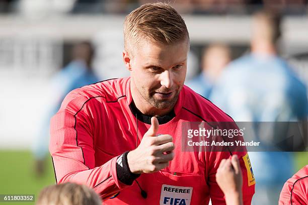 The referee Glenn Nyberg gives thumbs up prior the Allsvenskan match between BK Hacken and Malmo FF at Bravida Arena on October 1, 2016 in...