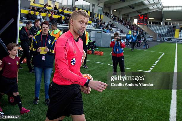Glenn Nyberg entering the pitch prior to the Allsvenskan match between BK Hacken and Malmo FF at Bravida Arena on October 1, 2016 in Gothenburg,...