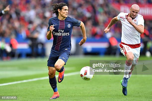 Edinson Cavani of Paris Saint-Germain and Nicolas Pallois of FC Girondins de Bordeaux run for the ball during the Ligue 1 match between Paris...