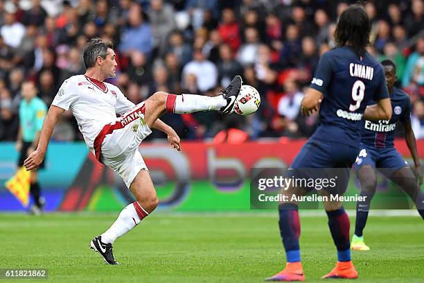 Jeremy Toulalan of FC Girondins de Bordeaux controls the ball during the Ligue 1 match between Paris Saint-Germain and FC Girondins de Bordeaux at...