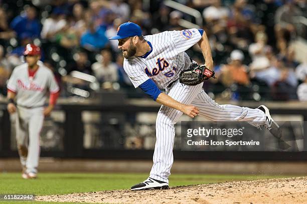 New York Mets Pitcher Jim Henderson [9937] comes in to relief Jerry Belvins in the 11th inning of a regular season game between the Philadelphia...