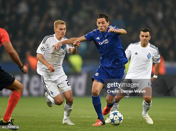 Chelsea's Nemanja Matic and Dynamo Kiev's Vitaliy Buyalsky battle for the ball