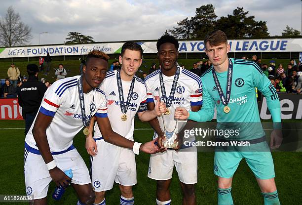 Chelsea's Tammy Abraham , Charlie Colkett Ola Aina and Bradley Collins celebrate with the trophy