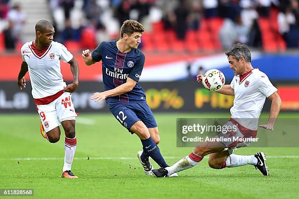 Thomas Meunier of Paris Saint-Germain and Jeremy Toulalan of FC Girondins de Bordeaux fight for the ball during the Ligue 1 match between Paris...