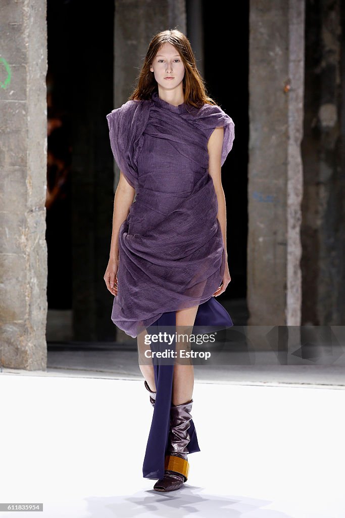 Rick Owens : Runway - Paris Fashion Week Womenswear Spring/Summer 2017