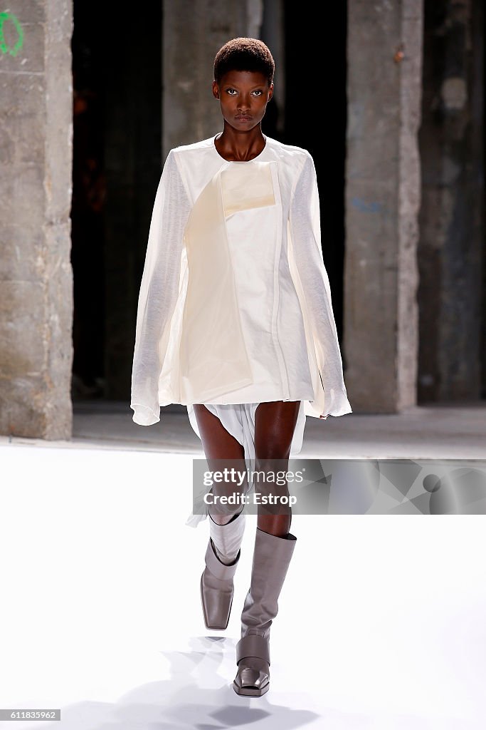 Rick Owens : Runway - Paris Fashion Week Womenswear Spring/Summer 2017