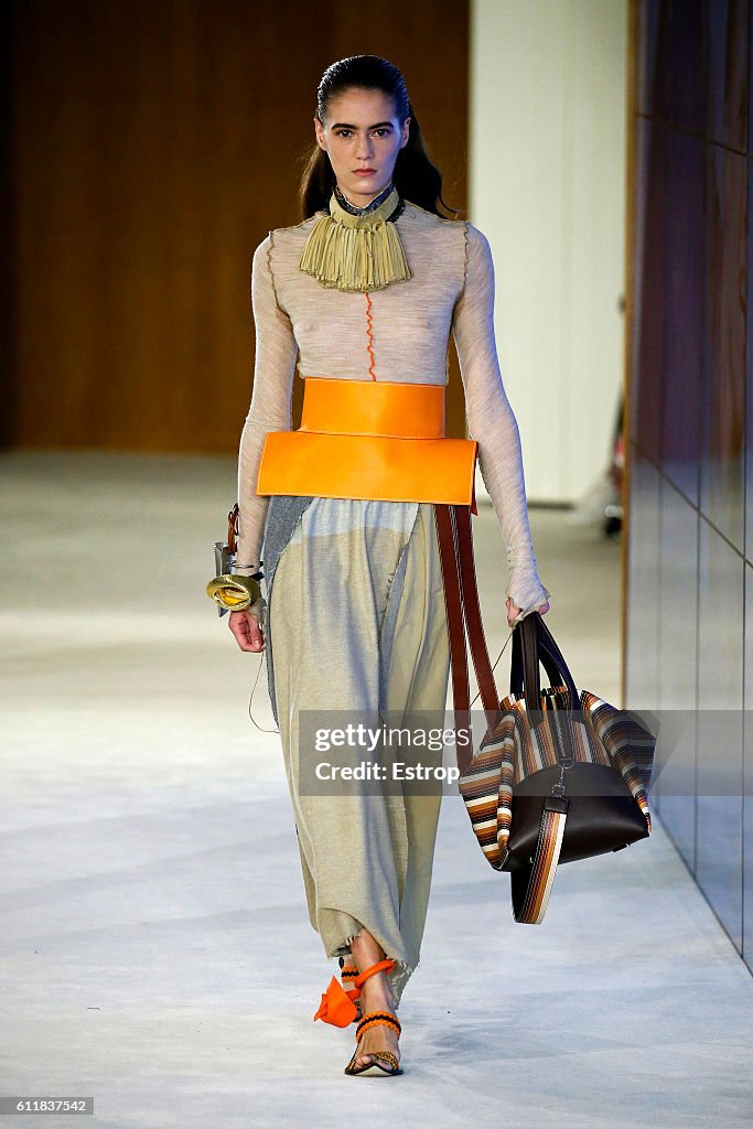 Loewe : Runway - Paris Fashion Week Womenswear Spring/Summer 2017