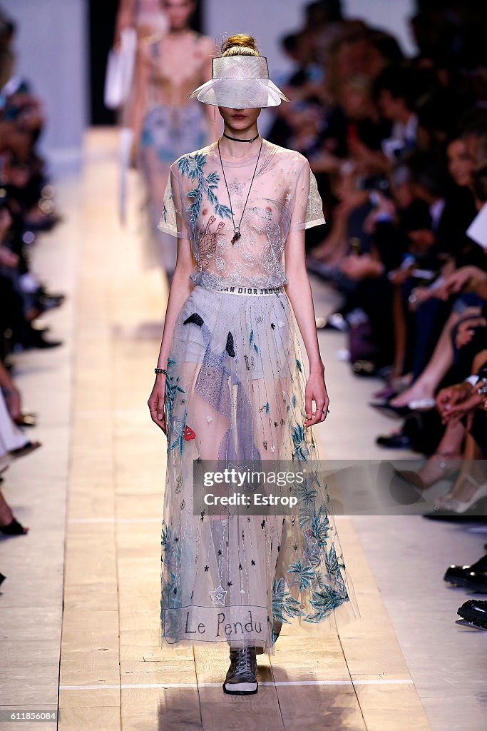 Christian Dior : Runway - Paris Fashion Week Womenswear Spring/Summer 2017