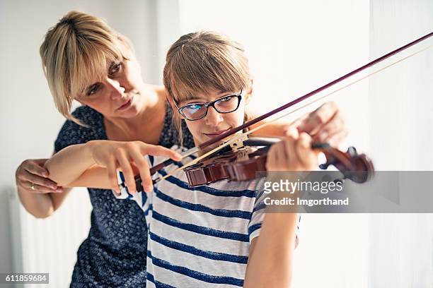 ティーンエイジガールバイオリンレッスン - violin ストックフォトと画像