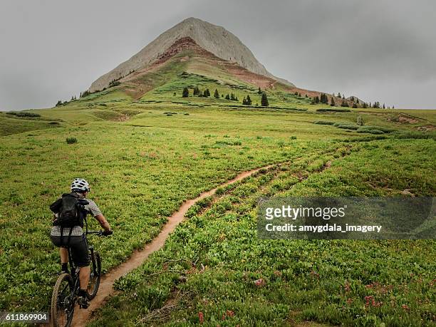 avventura ispirazione mountain bike montagne rocciose - silverton colorado foto e immagini stock