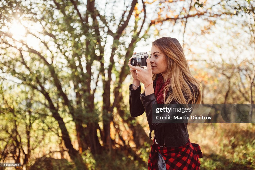 Mädchen fotografiert die Herbstsaison