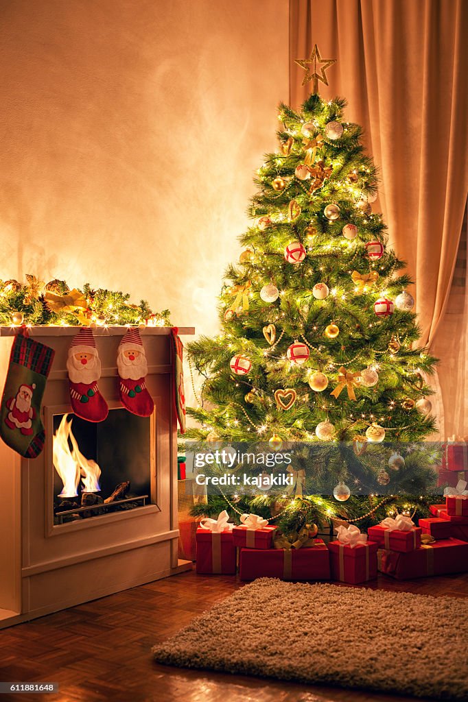 Weihnachtsbaum in der Nähe von Fireplace