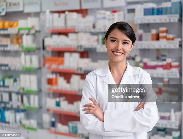 pharmacist working at the drugstore - pharmacy stockfoto's en -beelden