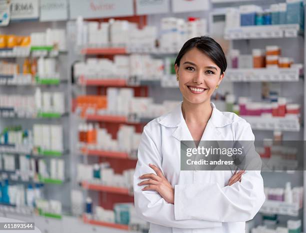farmacêutico trabalhar na drugstore - pharmaceutical imagens e fotografias de stock