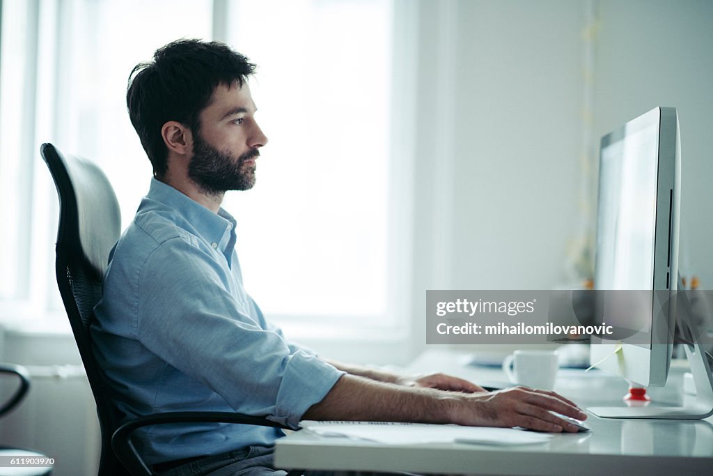 Junger Geschäftsmann liest Post