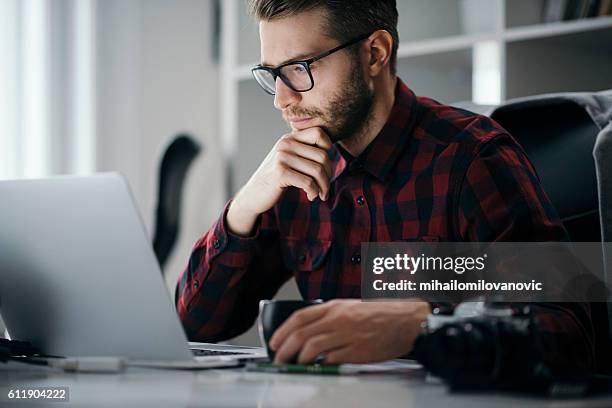 young entrepreneur working on a new project - guy with face in hands stockfoto's en -beelden