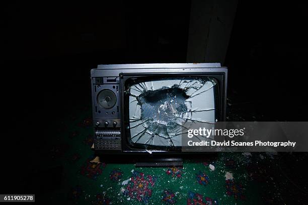 a smashed television on the ground - broken tv stock-fotos und bilder