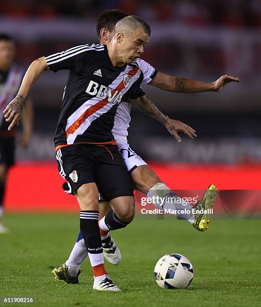 Andres D'Alessandro of River Plate fights for the ball with Gonzalo Diaz of Velez Sarsfield during a match between River Plate and Velez Sarsfield as...