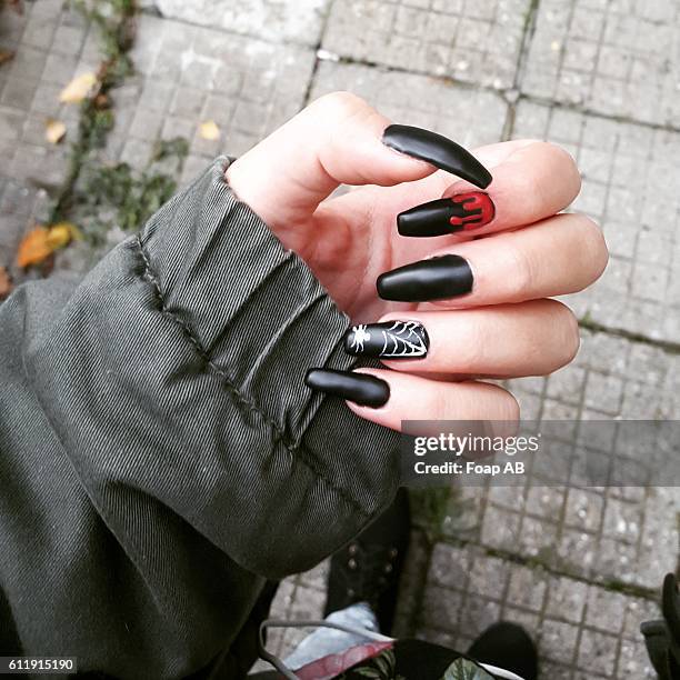 black nail varnish for halloween - esmalte de uñas negro fotografías e imágenes de stock