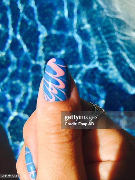 wave pattern nail art on fingernails - nagelkunst stockfoto's en -beelden