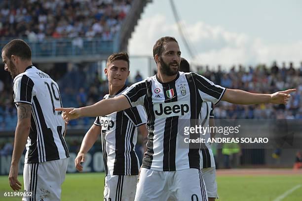 Juventus' forward from Argentina Gonzalo Higuain celebrates with teammates after scoring during the Italian Serie A football match Empoli vs...