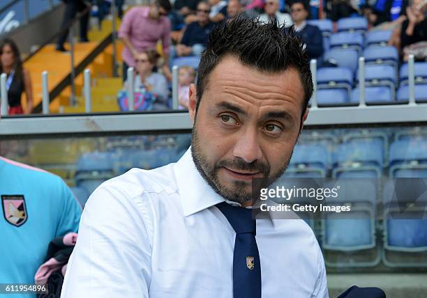 Head coach Roberto De Zerbi of Palermo looks on during the Serie A match between UC Sampdoria and US Citta di Palermo at Stadio Luigi Ferraris on...