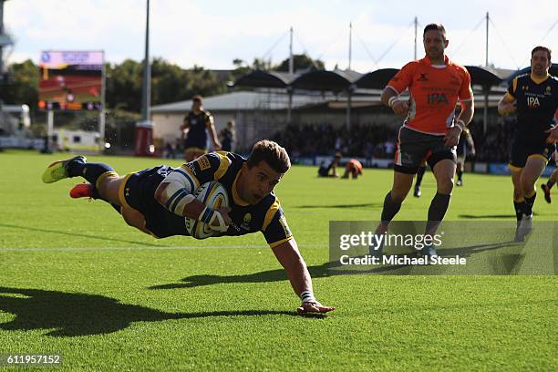 Wynard Olivier of Worcester scores the opening try during the Aviva Premiership match between Worcester Warriors and Newcastle Falcons at Sixways...