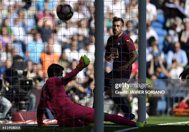 Eibar's forward Sergi Enrich looks at Eibar's goalkeeper Asier Riesgo failing to stop a goal by Real Madrid's Welsh forward Gareth Bale during the...