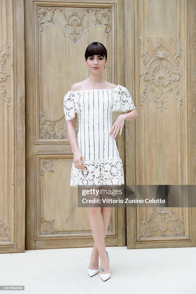 Valentino  : Outside Photocall - Paris Fashion Week Womenswear Spring/Summer 2017